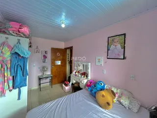Quarto com cama e armário decorado.