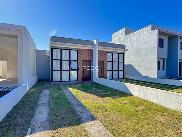 Fachada de uma residência moderna em Lajeado, Brasil, com jardim frontal.