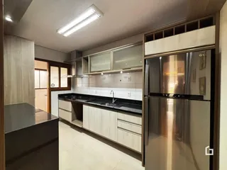 Foto de uma cozinha moderna com armários e geladeira de aço inoxidável.