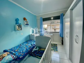 Quarto com cama e paredes azuis na residência.