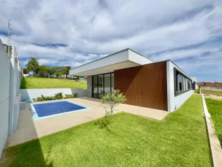 Fachada de uma casa moderna em Lajeado, Brasil, com jardim gramado.