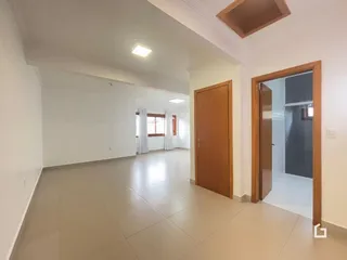 Hall de entrada com piso claro e paredes brancas em um imóvel no Lajeado.