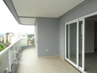 Vista de uma área com piso de cerâmica e grade de segurança.