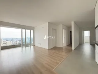 Sala de estar ampla com vista panorâmica da cidade.