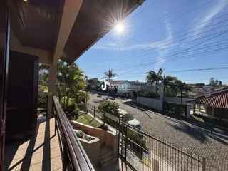 Vista da varanda com cerca e paisagem urbana em Lajeado, Brasil.
