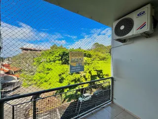Vista panorâmica de uma área verde e morros de Lajeado, Brasil, vista de um terraço.