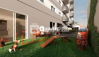 Jardim externo com gramado e deck de madeira em uma residência.