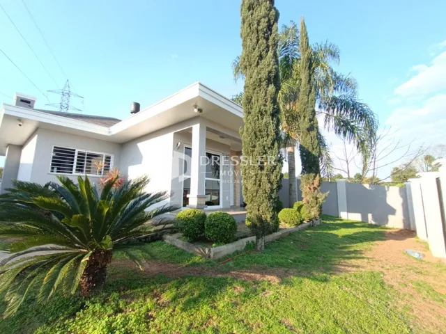 Fachada de uma casa em Lajeado, Brasil com jardim e vegetação.