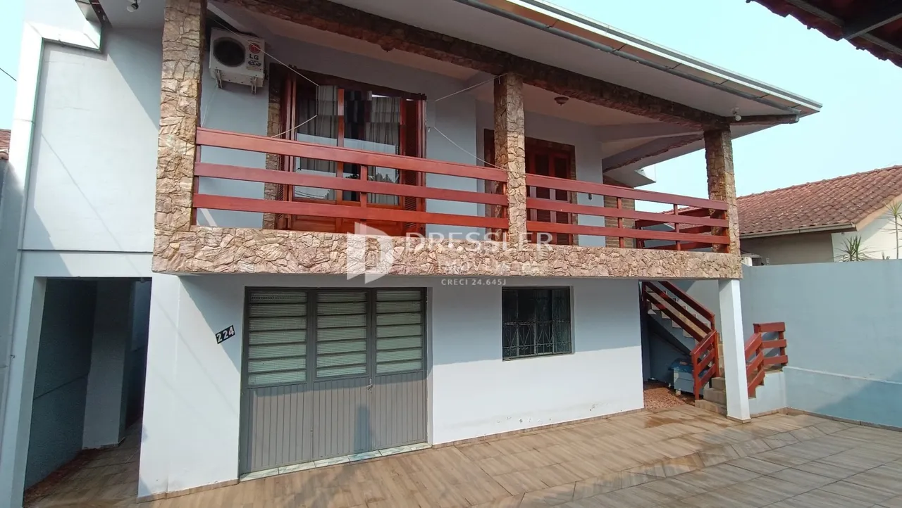 Fachada de uma residência em Lajeado, Brasil, mostrando a área da varanda e a garagem.