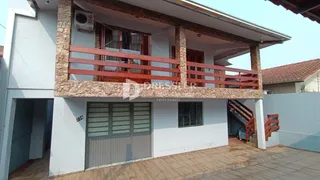 Fachada de uma residência em Lajeado, Brasil, mostrando a área da varanda e a garagem.