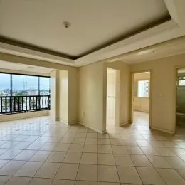 Foto de um ambiente interno com piso de cerâmica e janela.