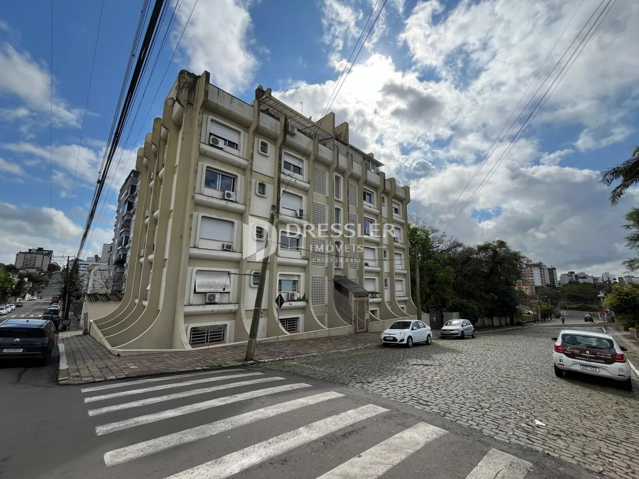 Fachada de um prédio residencial na rua em Lajeado, Brasil.