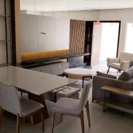 Sala de estar moderna com sofá e ambiente iluminado.