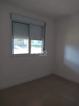 Vista interna de um cômodo com janela em uma residência.
