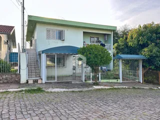 Fachada de uma casa em Lajeado, Brasil com portão e cerca.