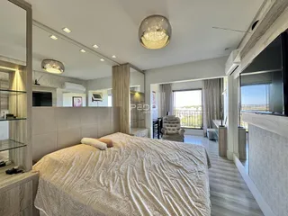 Quarto espaçoso com cama e armário em um apartamento em Lajeado.