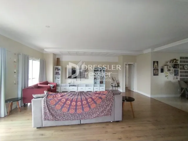 Sala de estar com sofá e piso de madeira clara.