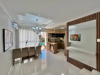 Sala de jantar com piso branco e iluminação clara.