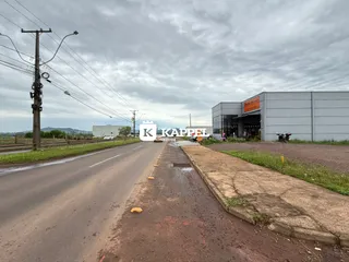 Foto da fachada de um edifício comercial em Lajeado, Brasil, com uma estrada à frente.
