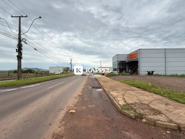 Foto da fachada de um edifício comercial em Lajeado, Brasil, com uma estrada à frente.