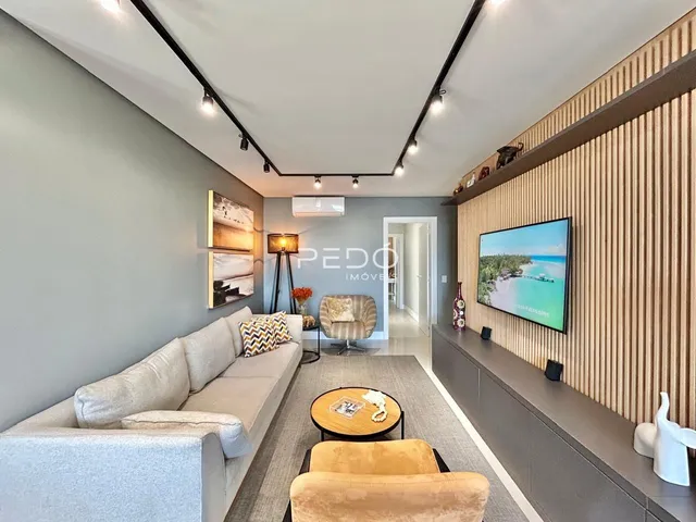 Foto de uma sala de estar moderna com sofá e decoração em um imóvel no Brasil.