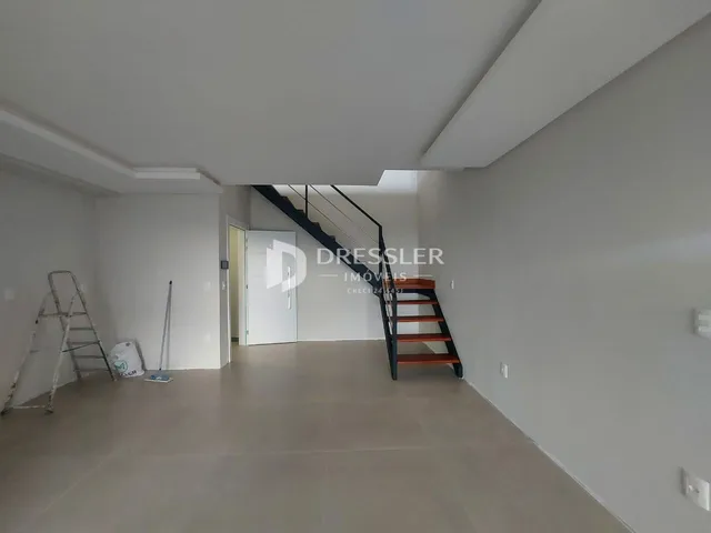 Hall de entrada com escada em um imóvel em Lajeado.