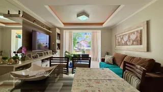 Sala de estar com decoração de madeira e arte na parede.