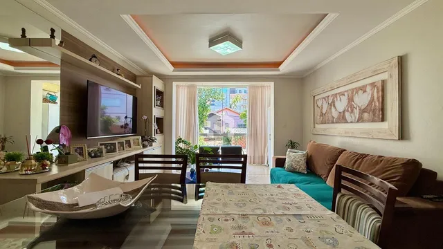 Sala de estar com decoração de madeira e arte na parede.