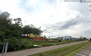 Vista de uma área de estrada com vegetação ao longo de uma propriedade em Lajeado.