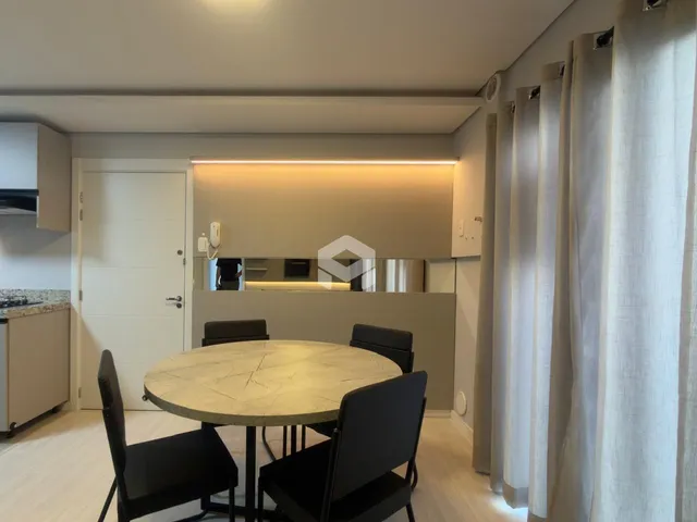 Foto de uma sala de jantar com mesa redonda em um imóvel no Brasil.