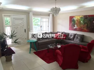Sala de estar com sofá e pintura na parede.