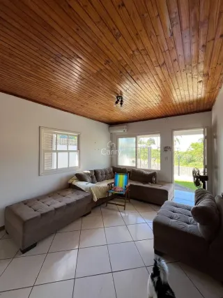Sala de estar com sofá e piso de cerâmica.