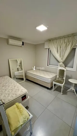 Quarto com cama e janela em um imóvel no Brasil.