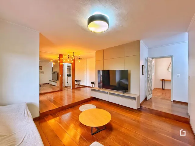 Sala de estar com piso de madeira polida.