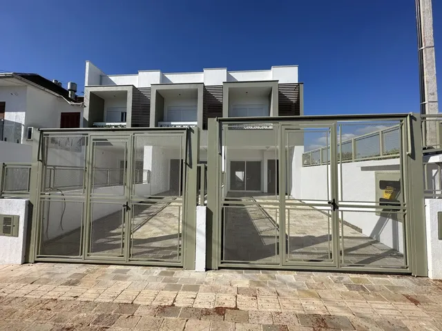 Foto da fachada com portão de acesso de uma residência em Lajeado, Brasil.