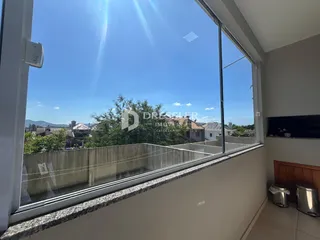 Vista da paisagem exterior através da janela da propriedade.
