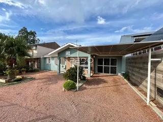 Fachada de uma casa em Lajeado, Brasil, com área externa de cascalho.