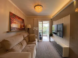 Sala de estar com sofá e decoração em um imóvel no Brasil.