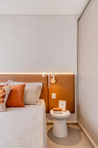 Quarto com cabeceira de madeira e decoração moderna em um imóvel no Brasil.