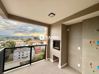 Vista panorâmica da cidade observada a partir de uma varanda.