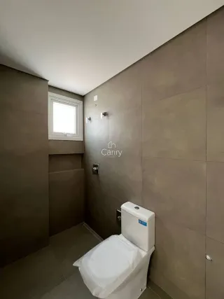 Foto interna de um banheiro mostrando um vaso sanitário branco.
