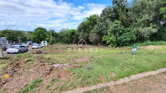 Foto da área externa com grama e terreno no imóvel.