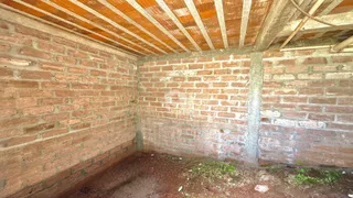 Parede de tijolos aparentes em uma construção sem acabamento.
