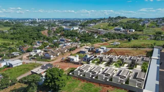 Vista aérea de uma área residencial com casas e terrenos abertos em Lajeado, Brasil.