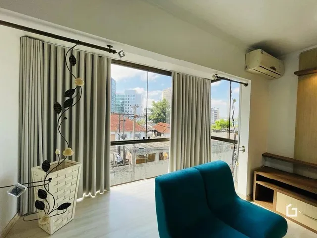 Sala de estar com grandes janelas de vidro.