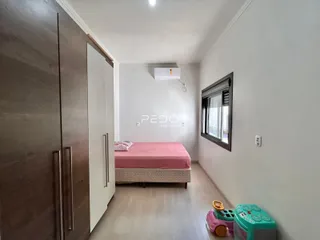 Quarto com armários e cama em um apartamento.