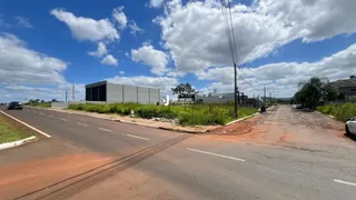 Vista da propriedade com uma estrada e vegetação ao fundo.