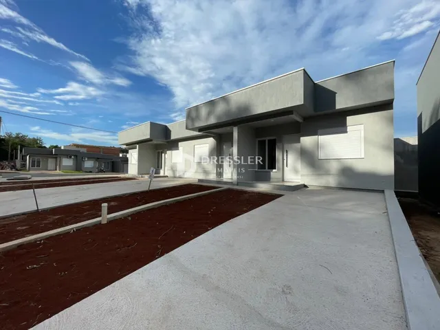 Fachada de uma casa moderna em construção em Lajeado, Brasil.