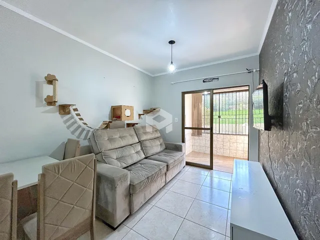 Sala de estar com sofá e escadaria em ambiente claro.