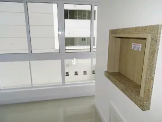 Vista interna de uma parede com janelas brancas em um imóvel.